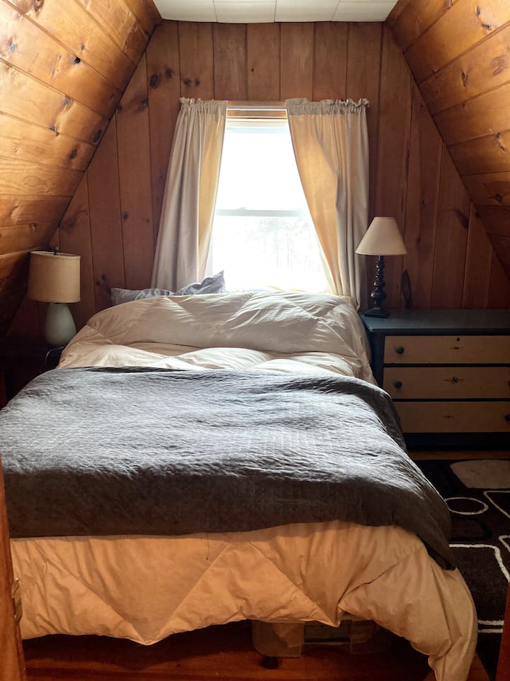 Jedna od spavaćih soba na katu s bračnim krevetom