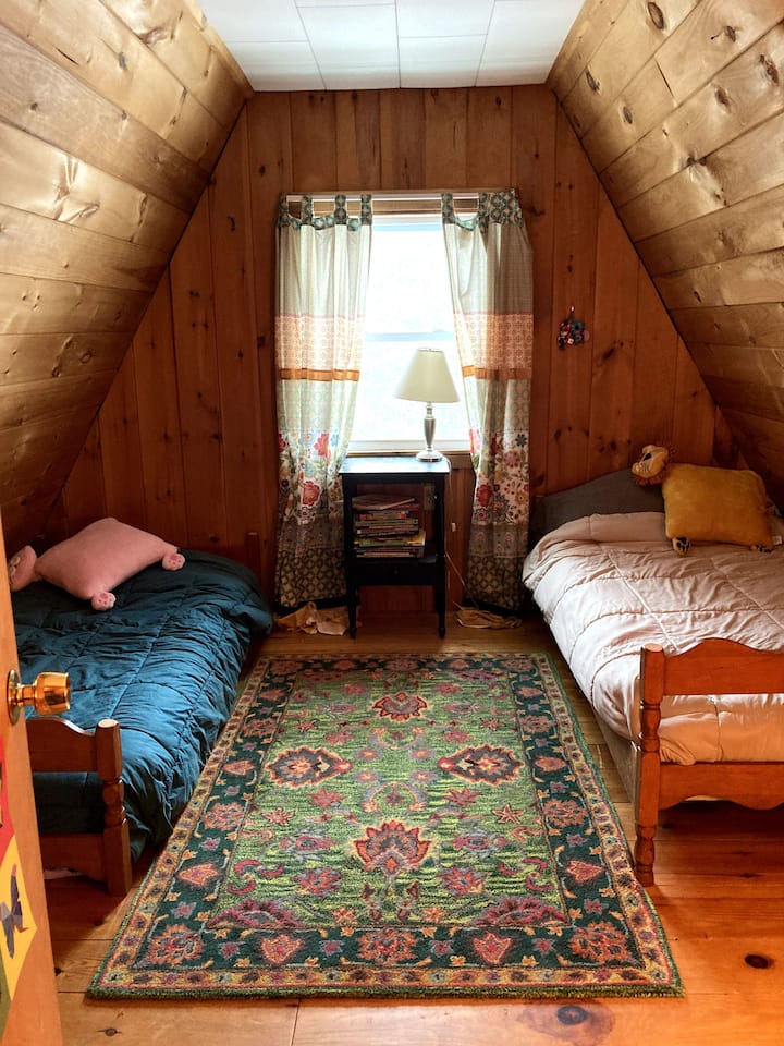 Jedna od spavaćih soba na katu s dva odvojena kreveta