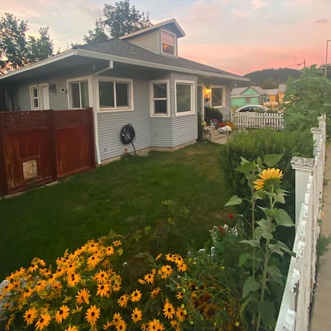 Downtown Garden Getaway • Walk to Shops & Dining