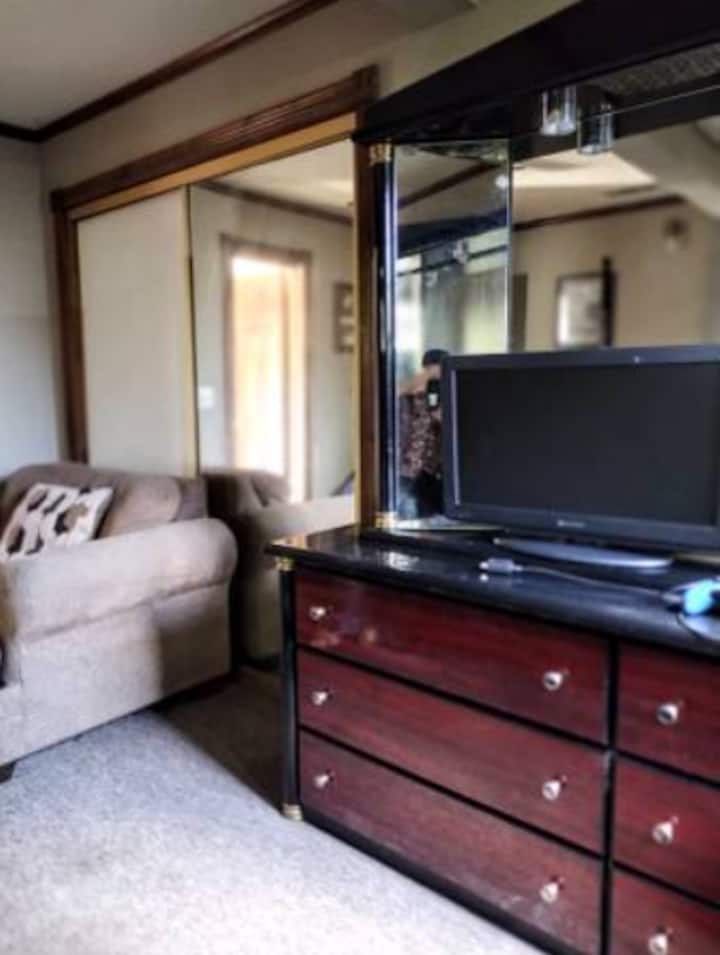 Large Guest House Private Entry - Hesperia, CA