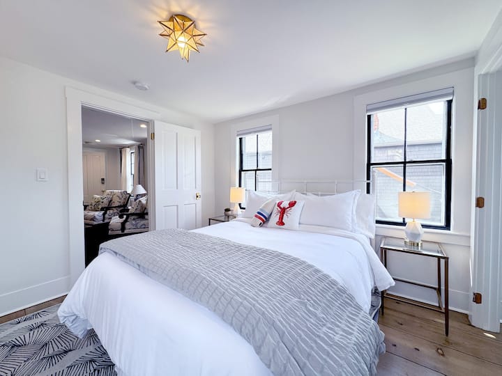 Დედოფლის საძინებელი სამრეცხაო სივრცით.