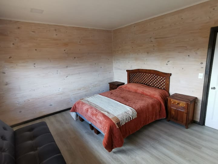 Соба со поглед кон океанот и доволно прозорец за уживање во природна светлина и апсолутна темнина со капаци за затемнување. 