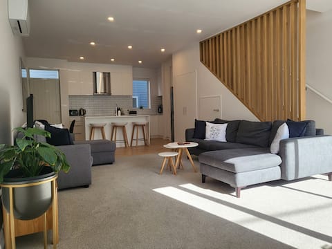 Mt Vic City Fringe w/free carparking
4 beds 2 bath