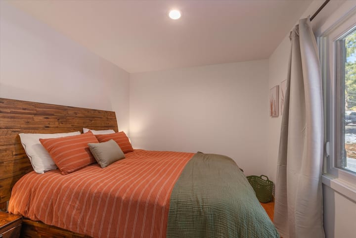 Спалня с удобно двойно легло на основния етаж.