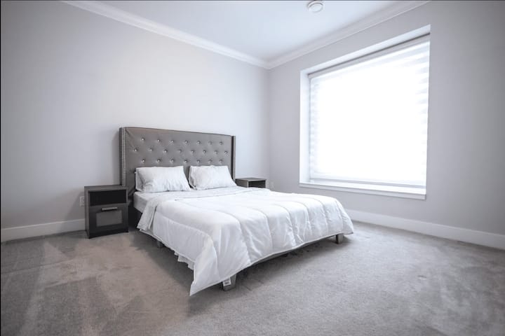 Bračni krevet (160x200), plišana posteljina, noćni ormarić i prirodno svjetlo s velikog prozora.