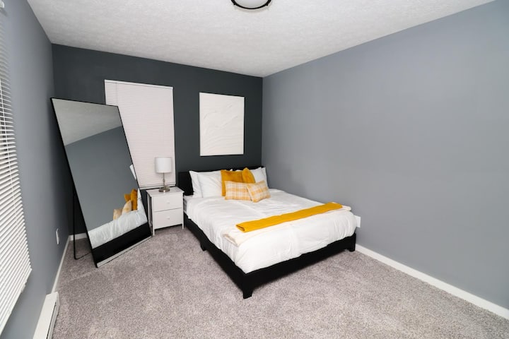 Bedroom 2 - Queen Bed