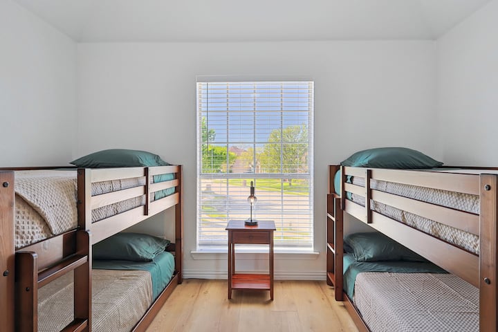 4 удобни двуетажни легла с памучни чаршафи.