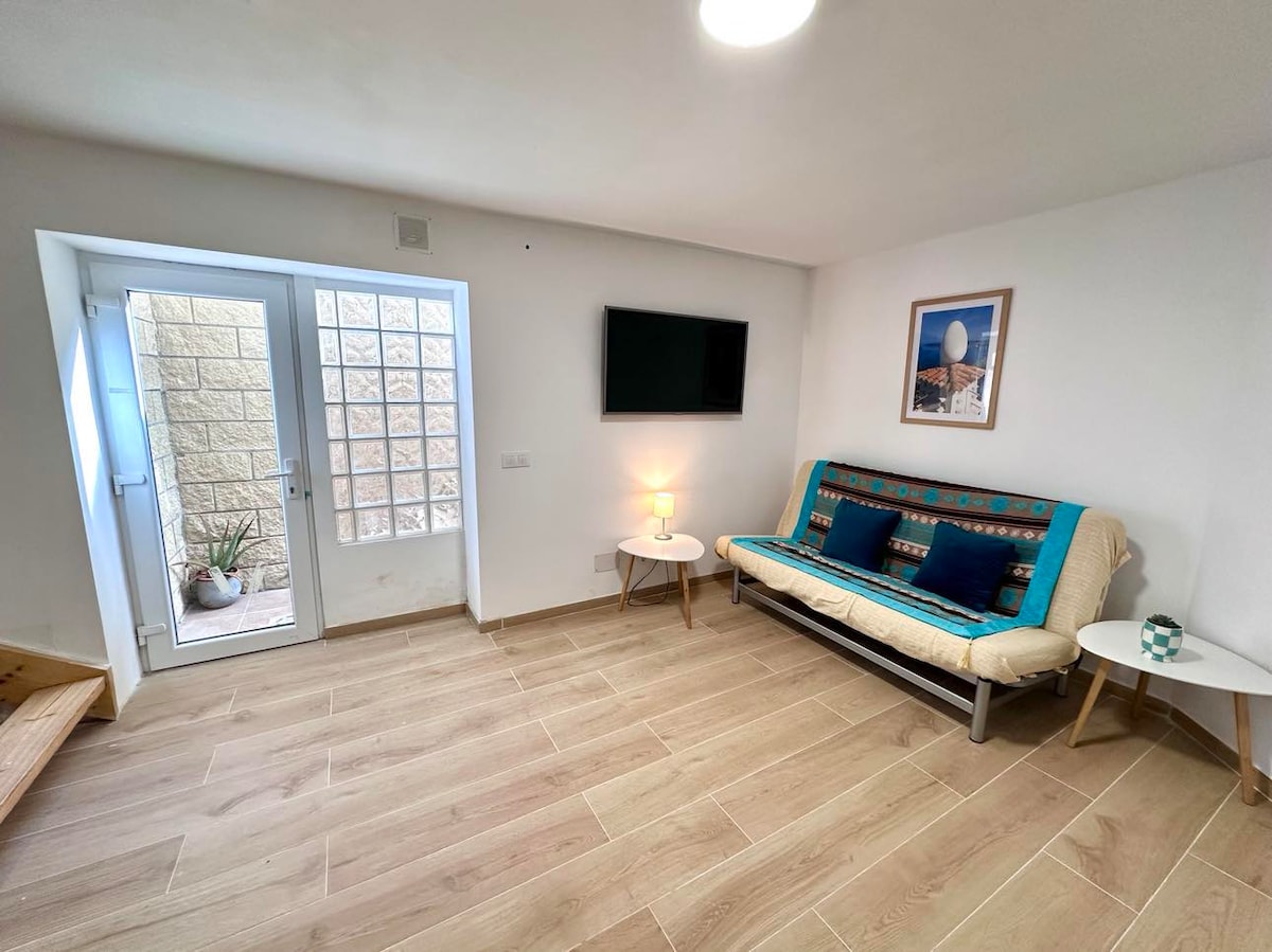 Top Airbnb: Charming basement 5 minutes from the beach à Santa Cristina D'aro