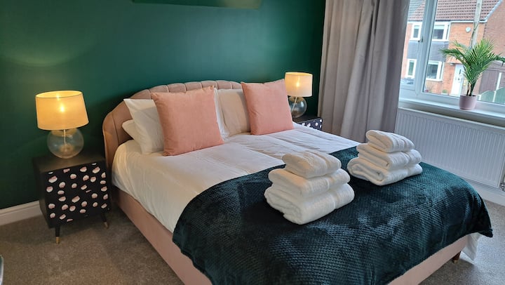 Kitanda cha ukubwa wa King katika chumba kikuu cha kulala