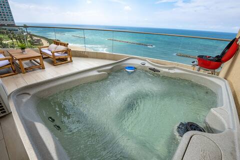 Sky- Amazing penthouse apartment on the beach with hot tub and pool