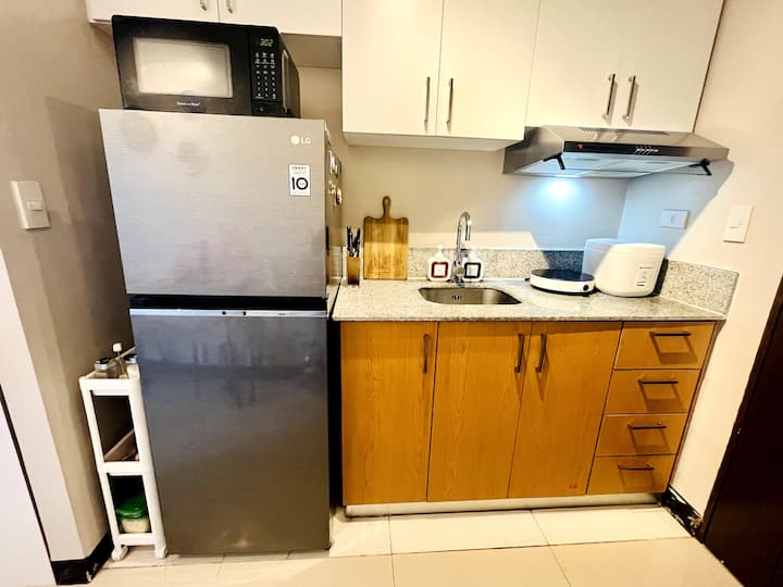 Vesta Workation: City View, 400mbps Wifi & Balcony - Quezon City