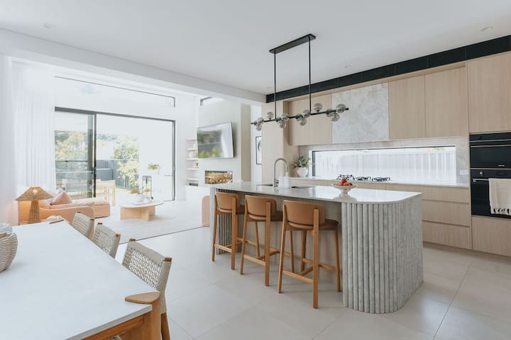 The Light House – luxe home with pool