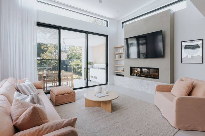 The Light House – luxe home with pool gallery image 4