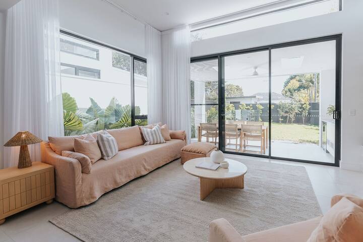 The Light House – luxe home with pool gallery image 3