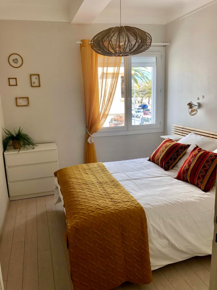 Bedroom equipped with a toilet. Sea view