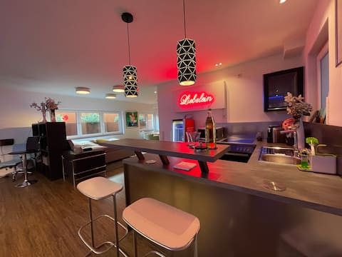 Top: Only 9.3 km as the crow flies to the cathedral!