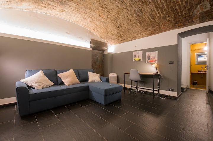 Il grande divano con chaise longue è l'ideale per rilassarsi davanti alla smart tv da 50 pollici o per leggere un buon libro. O puoi cullarti sulla poltrona a dondolo!
C'è anche la zona lavoro attrezzata con la scrivania dedicata. 