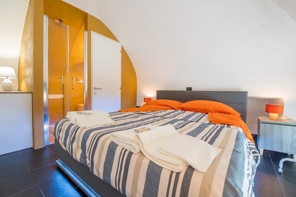 La camera matrimoniale al piano ammezzato ti accoglie in una atmosfera speciale. Il bagno in camera con la doccia a vista e gli spettacolari led a pavimento!
Non manca l'aria condizionata e ampi spazi per riporre i tuoi effetti personali.