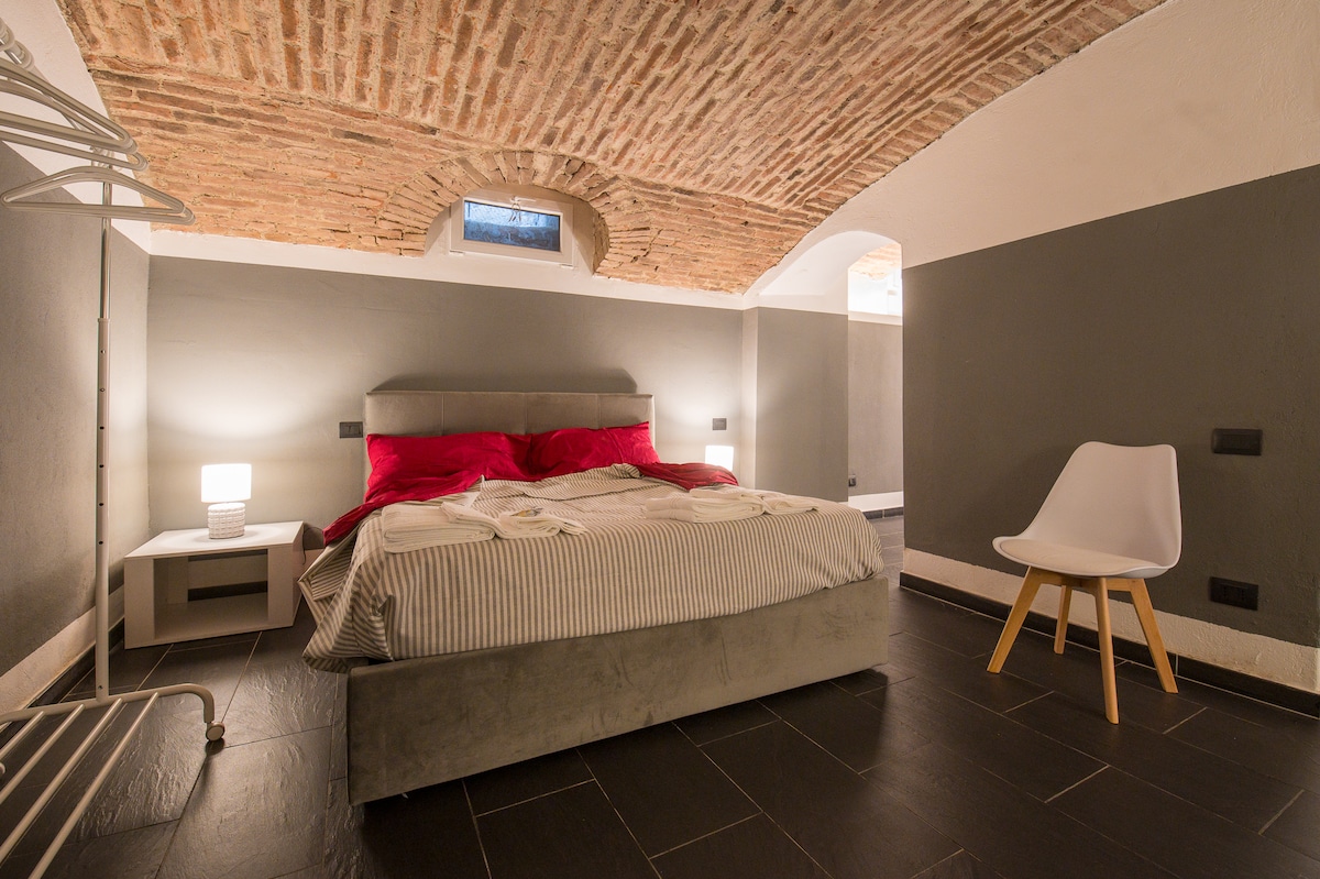 Il grande letto matrimoniale riempie la scena nella camera del piano seminterrato. Spazio e comodità in abbondanza!