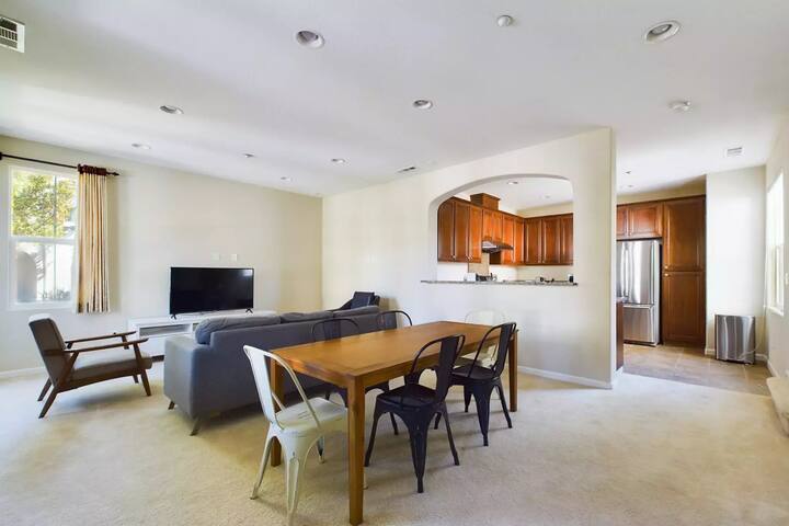 NEW! Bright 3b/2.5ba Silicon Valley home w/garage gallery image 3