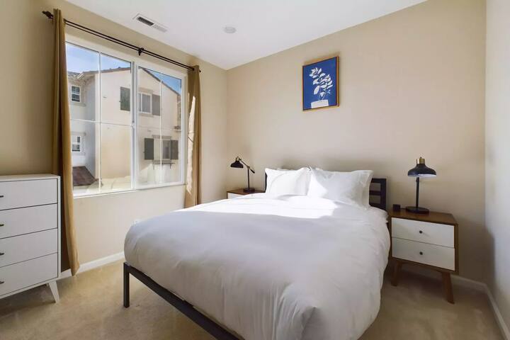 NEW! Bright 3b/2.5ba Silicon Valley home w/garage gallery image 2