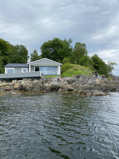 Lovely cottage right at the shore of the lake
