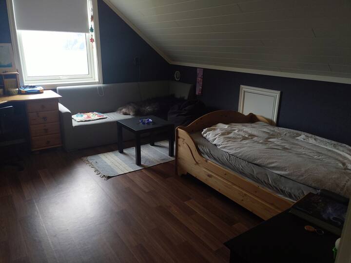 Large bedroom with bed 120 cm wide Plenty of floor space for any mattresses.