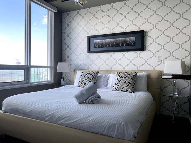 Stunning 2BR Penthouse • Awe-Inspiring Views gallery image 2