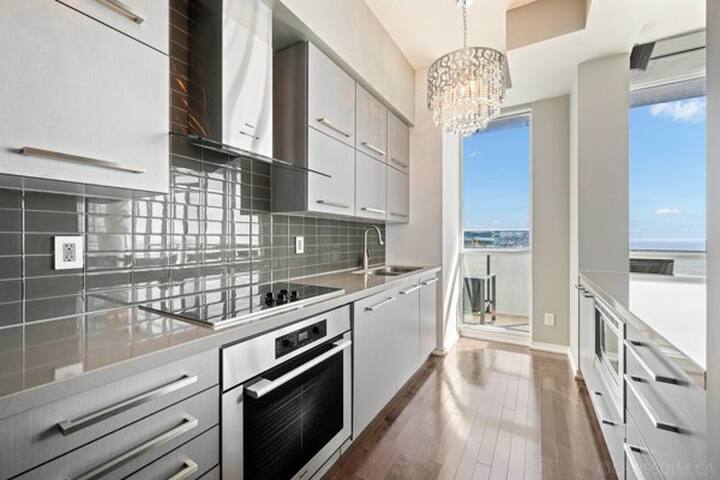 Stunning 2BR Penthouse • Awe-Inspiring Views gallery image 3
