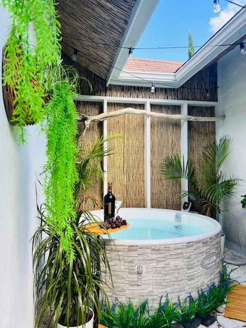 Getaway near the Florida Keys with a hot tub!
