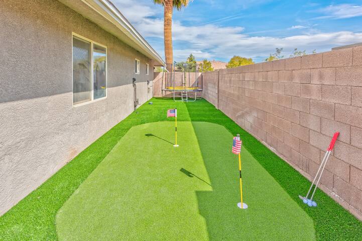 5 Stars 5BDR .5 ACR LOT Big Pool & Game Room! gallery image 3