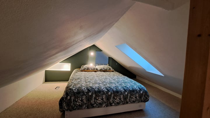 Habitación altillo bajo rastrero con una altura máxima de 1,50 m.
Litterie EMMA (140 x 190)