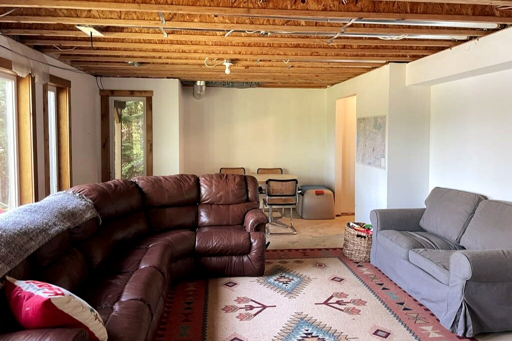 Дневна соба во подрум со излез до тревникот, терен за одбојка, пристаниште и плажа