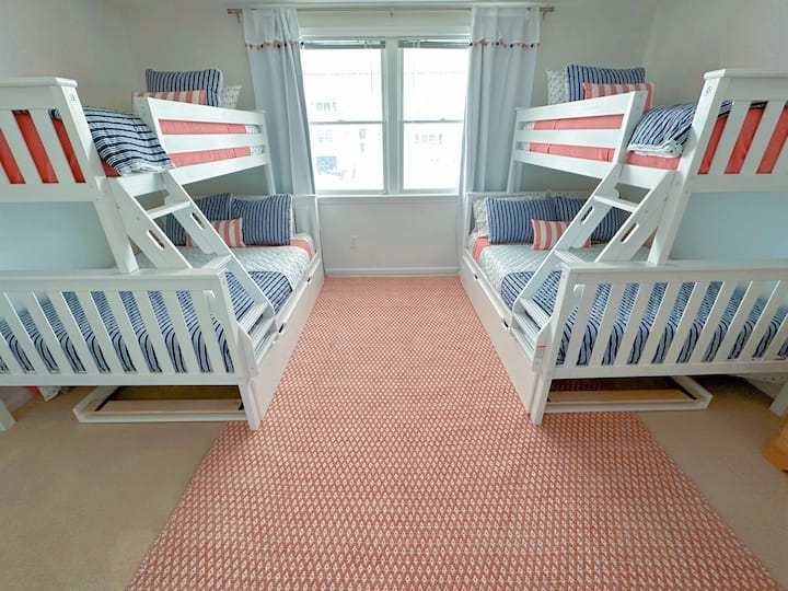 La chambre superposée spacieuse située au premier niveau dispose de deux lits jumeaux superposés et de lits superposés jumeaux en dessous pour accueillir huit personnes.