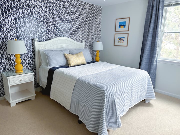 La chambre queen size située au premier niveau offre un placard et une commode de taille généreuse.