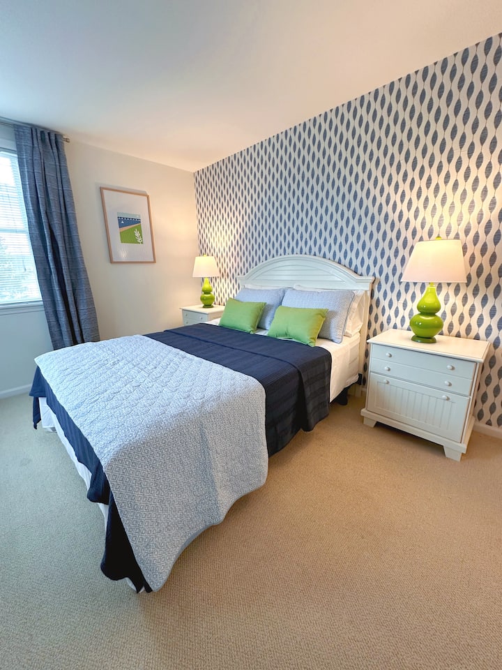 Une deuxième chambre queen est également située au premier niveau et dispose d'un placard et d'une commode de taille généreuse.