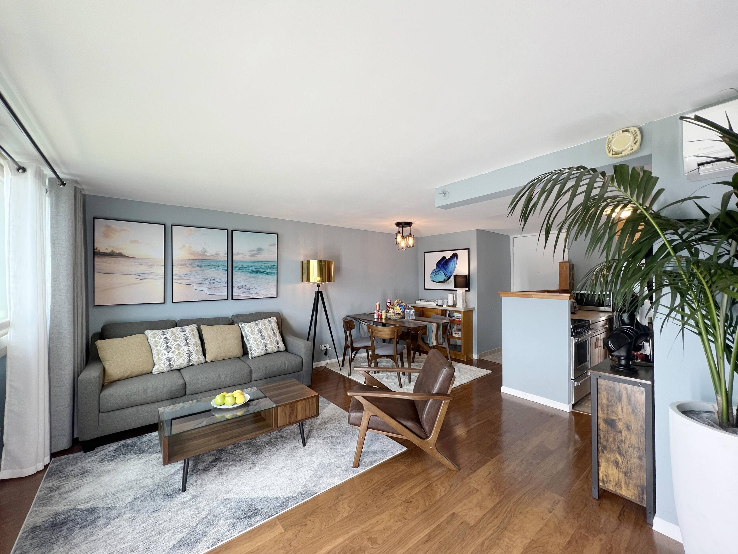 Center of Waikiki - 1 Bedroom 3 Queen Size Beds - Image 1