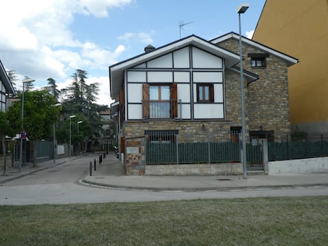 Successful Airbnb property: Fantastic townhouse in front of the citadel in Jaca