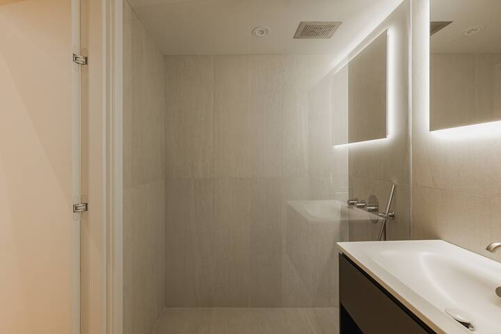 Iconic 9BR Estate w/ Private Pool, Spa, Rooftop. gallery image 5