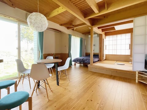 A house in an apple orchard. Stay in a cafe-like atmosphere in a refreshing open living room.