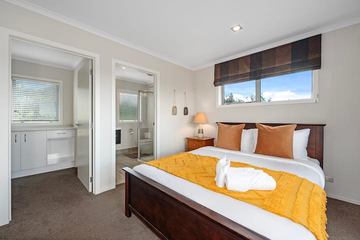 Spálňa s manželskou posteľou Queen a vlastnou kúpeľ 