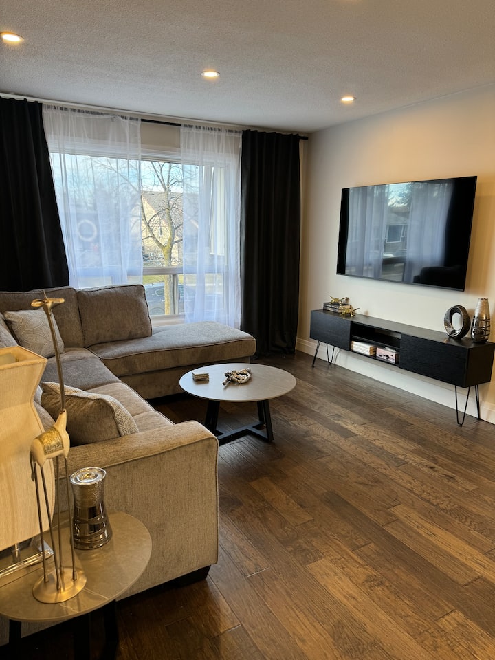 Chic Retreat: Your Stylish Home - Mississauga