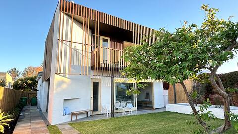 Relax in a Family Oasis – Walk to Beaches & Cafés