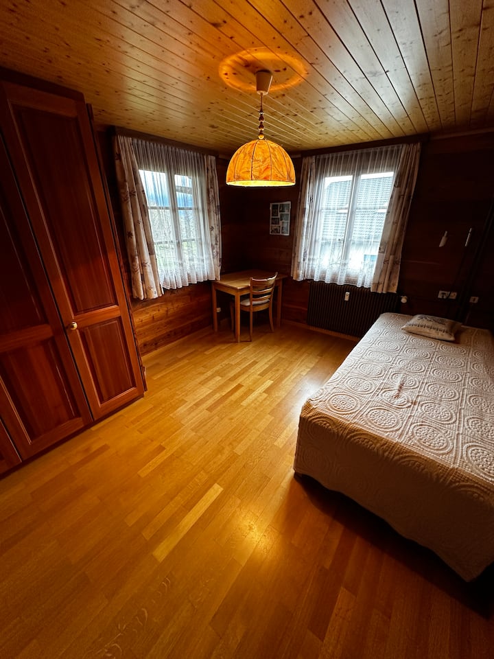 2. spálňa: 2x 90 cm posteľ. 

Ak by tu mali spať dvaja ľudia: druhá 90 cm posteľ je pod prvou. Vytiahnite a nasaďte nohy postele pomocou slučiek (na hlave a konci nohy).