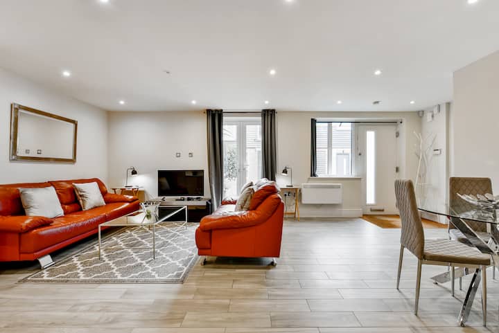 Stylish Townhouse With Parking & Modern Comfort - High Wycombe