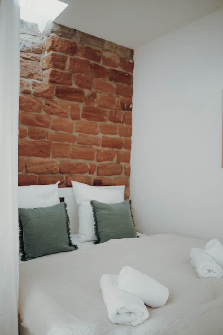 Спална соба 2: тука ќе најдете удобен брачен кревет (широк 160 x 200 см). Нудиме и перници со димензии 40 x 80 см за да ви ги понудиме сите можности за совршен сон.