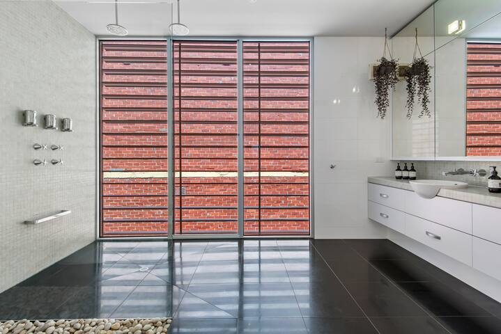 Stunning Executive Townhouse in Richmond gallery image 5