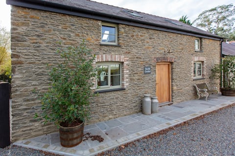 Luxurious, Unique 5* Barn Conversion with Hot Tub