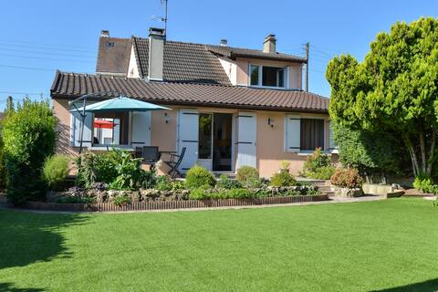 Welcoming, warm, large garden & parking