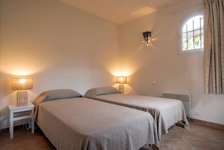 Მე ‑ 2 საძინებელში არის ორი ერთადგილიანი საწოლი (80 სმ), რომელთა გადაკეთებაც შესაძლებელია
ერთ ორადგილიან საწოლში.